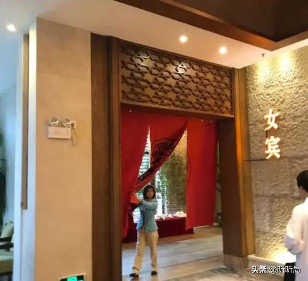 子误入女宾区洗浴中心赔偿解释麻将胡了试玩女子裸身涂乳液男(图10)
