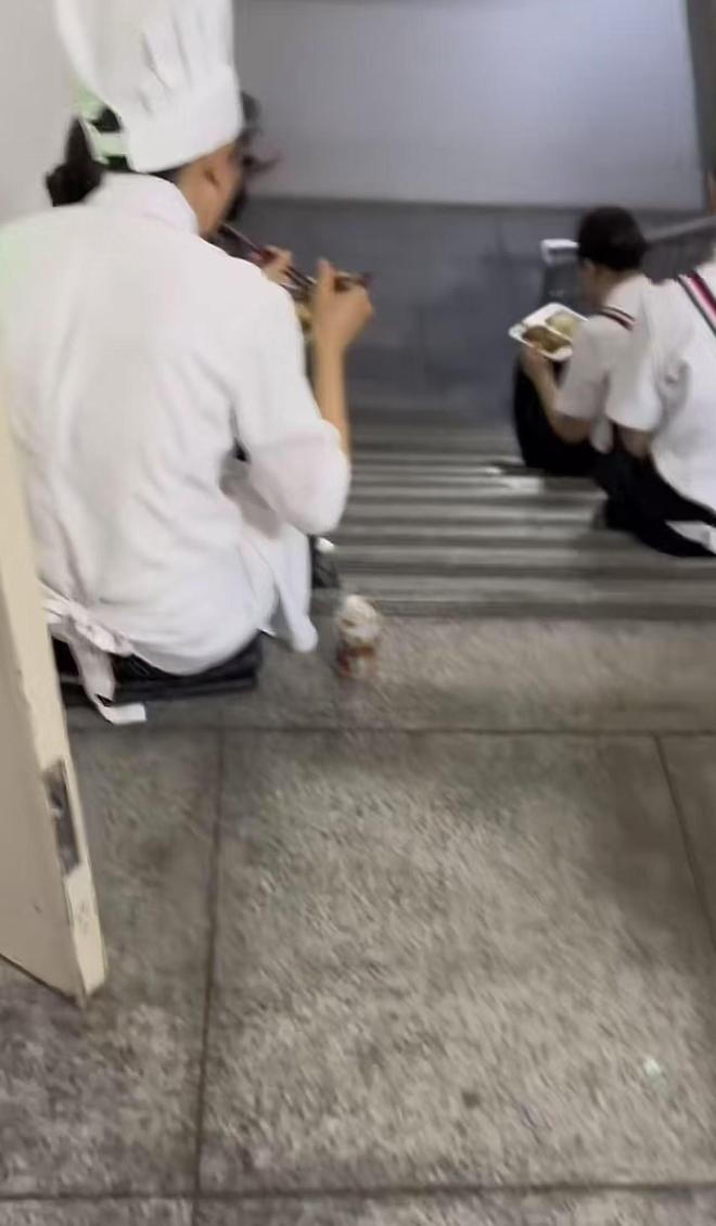 在桌上吃饭员工无奈只能蹲着吃饭麻将胡了网