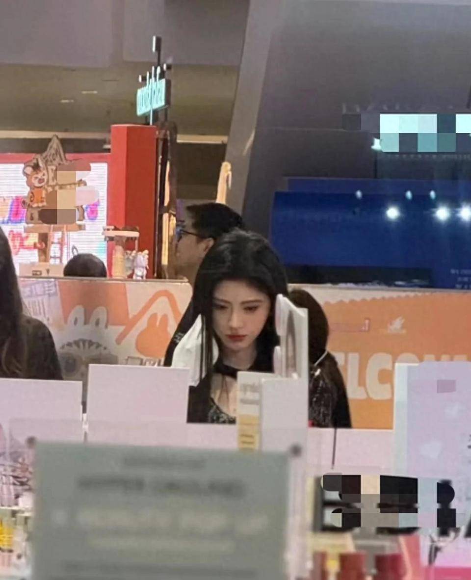 物被网友偶遇身材娇小五官立体打扮时尚洋气PG麻将胡了免费模拟器鞠婧炜曼谷超市购(图3)