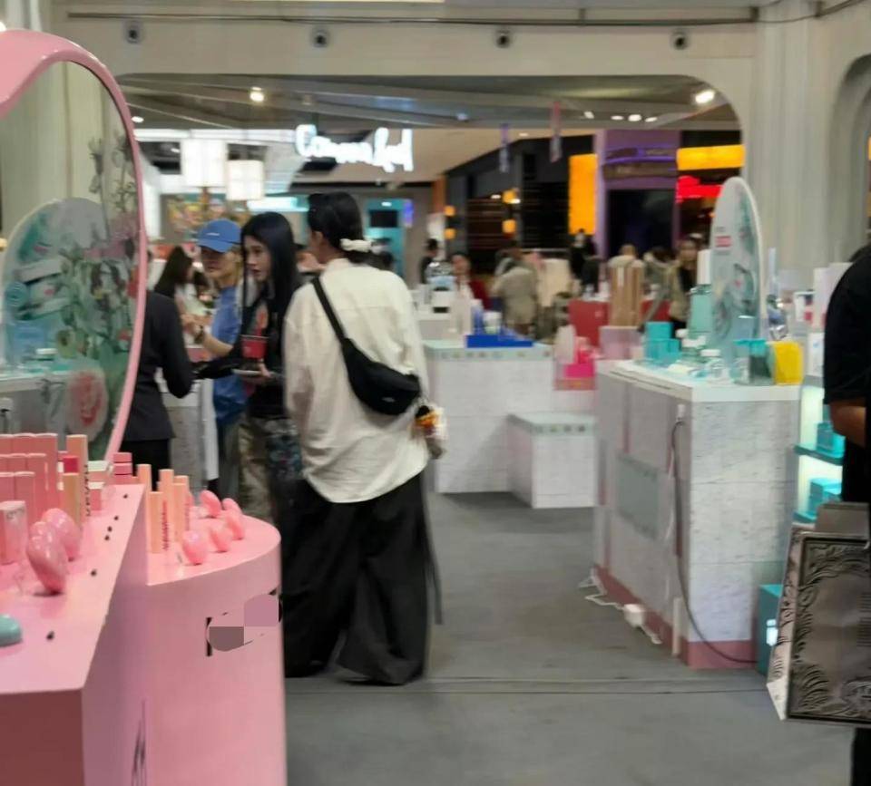 物被网友偶遇身材娇小五官立体打扮时尚洋气PG麻将胡了免费模拟