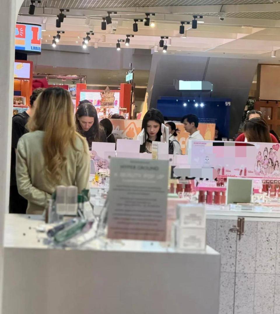 物被网友偶遇身材娇小五官立体打扮时尚洋气PG麻将胡了免费模拟器鞠婧炜曼谷超市购(图2)