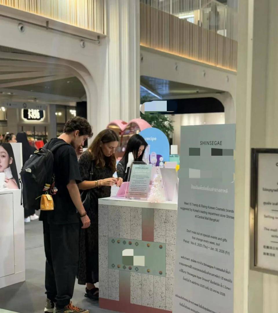 物被网友偶遇身材娇小五官立体打扮时尚洋气PG麻将胡了免费模拟器鞠婧炜曼谷超市购(图4)